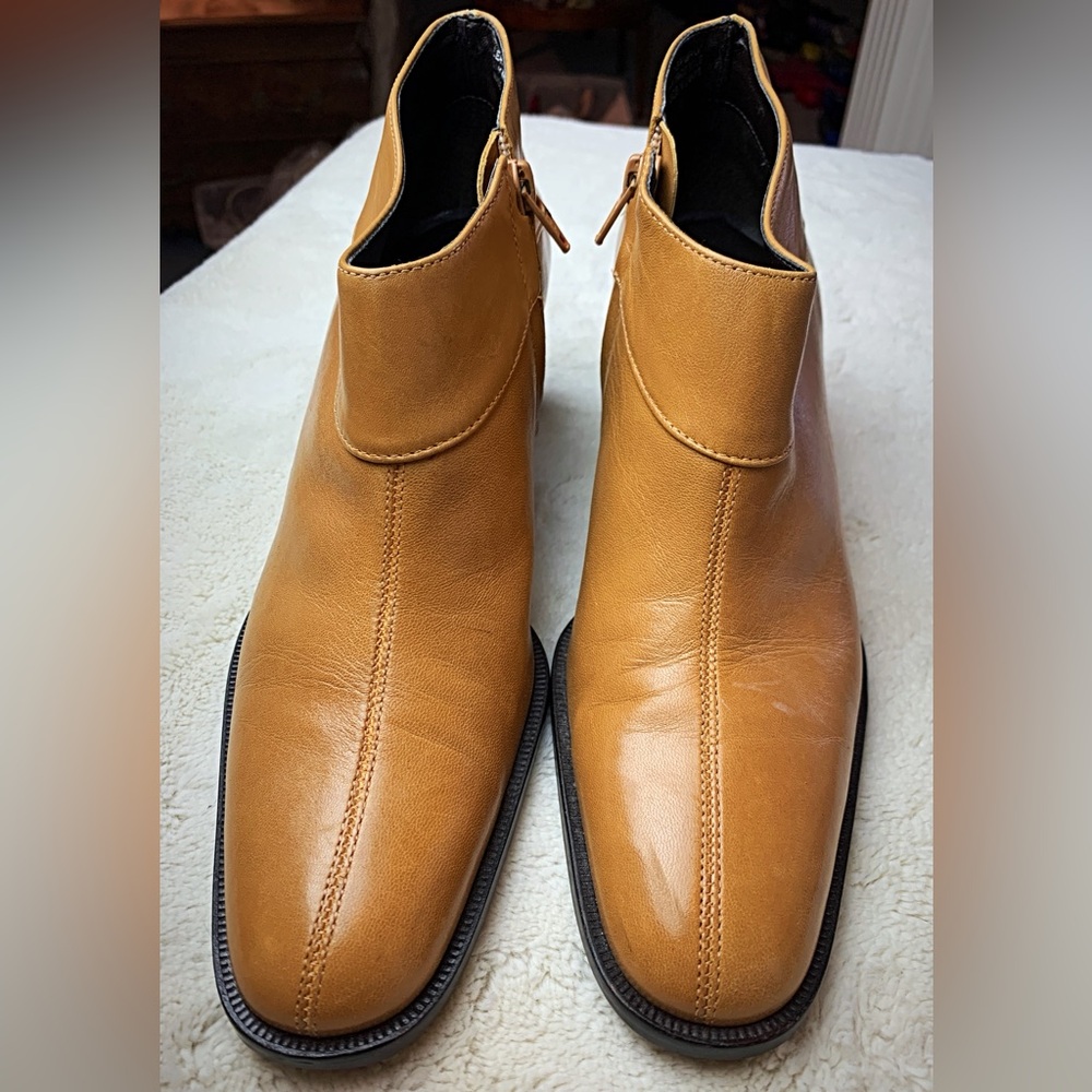Vintage Tan leather booties by Etienne Aigner - Picture 2 of 9